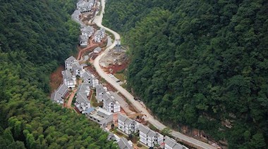 投资建成的黄荆乡易地扶贫搬迁示范点项目