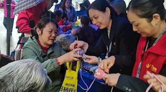 物业公司江南新区项目部开展“温暖重阳 爱心关怀”活动